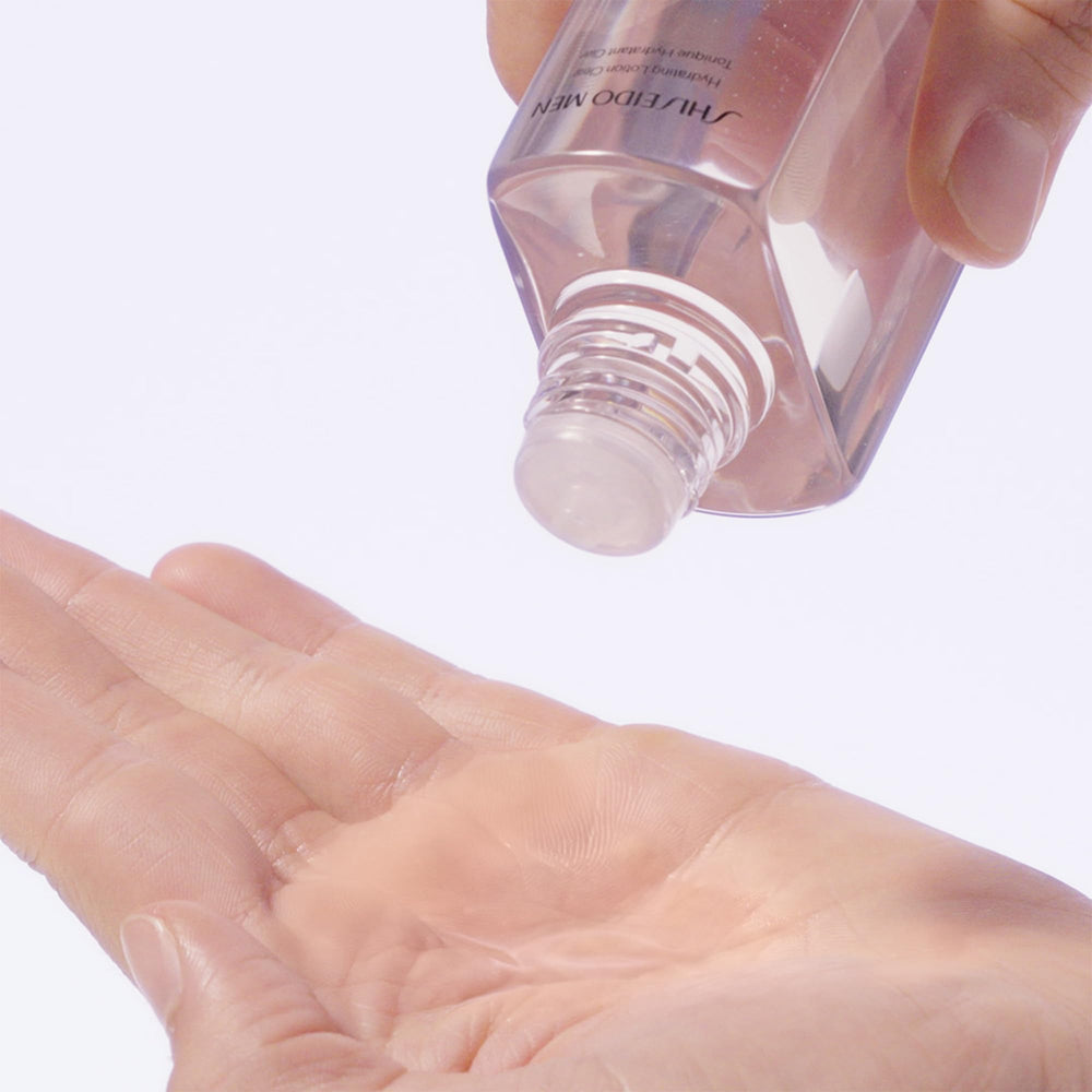 Application sur le visage de la lotion hydratante Shiseido Men.