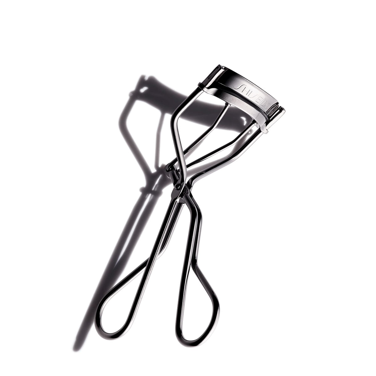 Recourbe-cils Shiseido avec embout silicone remplaçable pour une courbe douce.