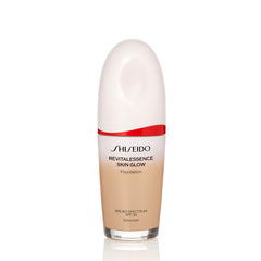 Shiseido RevitalEssence Skin Glow Foundation, bouteille, éclat lumineux et hydratation longue durée.