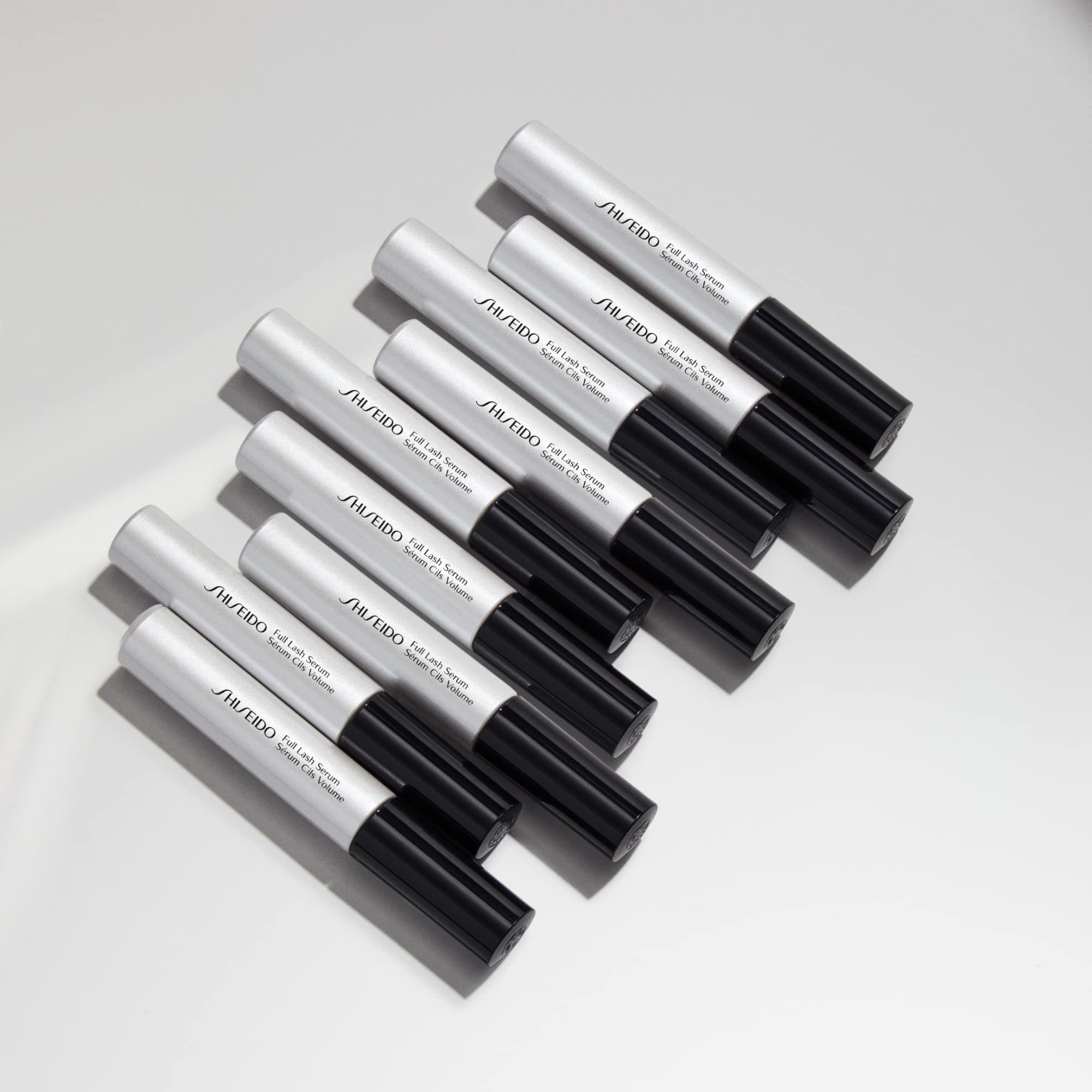 Shiseido Sérum cils et sourcils usage quotidien pour un regard plus fourni.