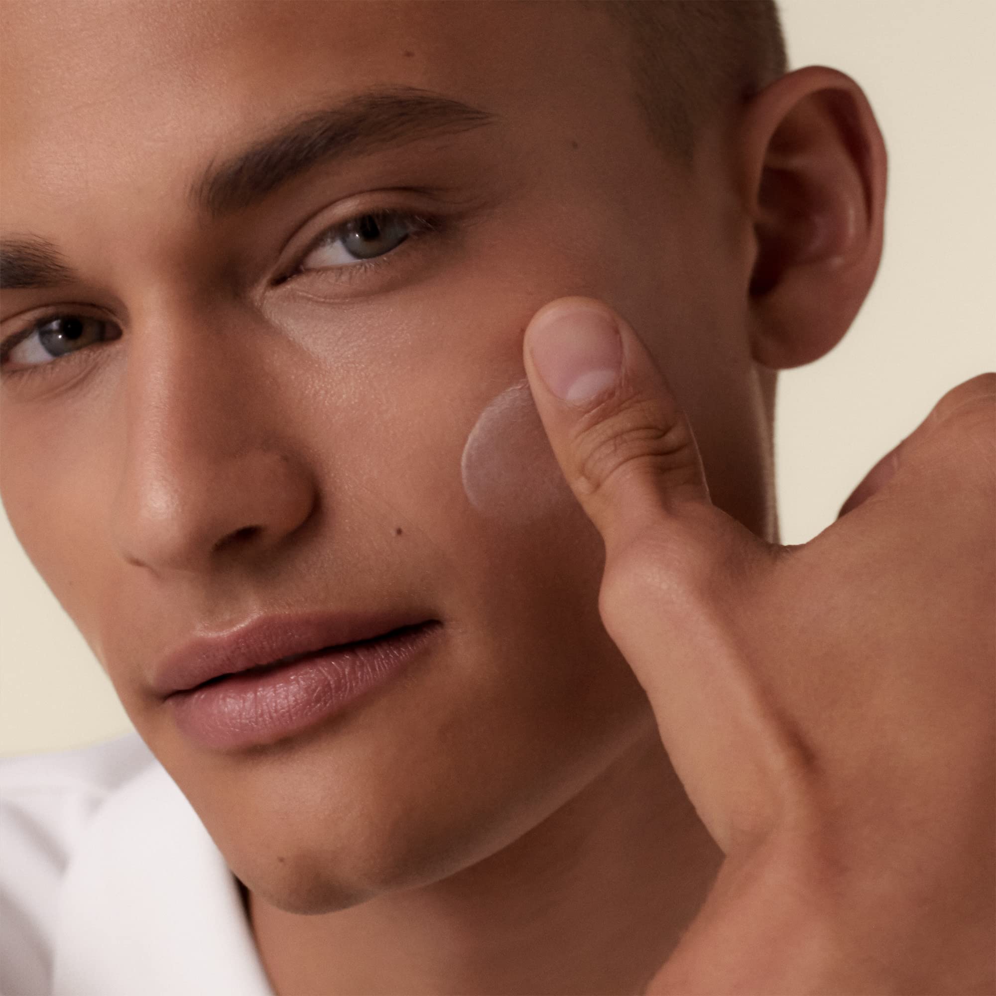 Récapitulatif SPF 42 et protection UVA/UVB sur l'emballage.