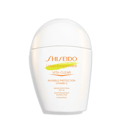 Shiseido Urban Environment Vita-Clear écran solaire invisible sur bouteille, protection légère au quotidien.