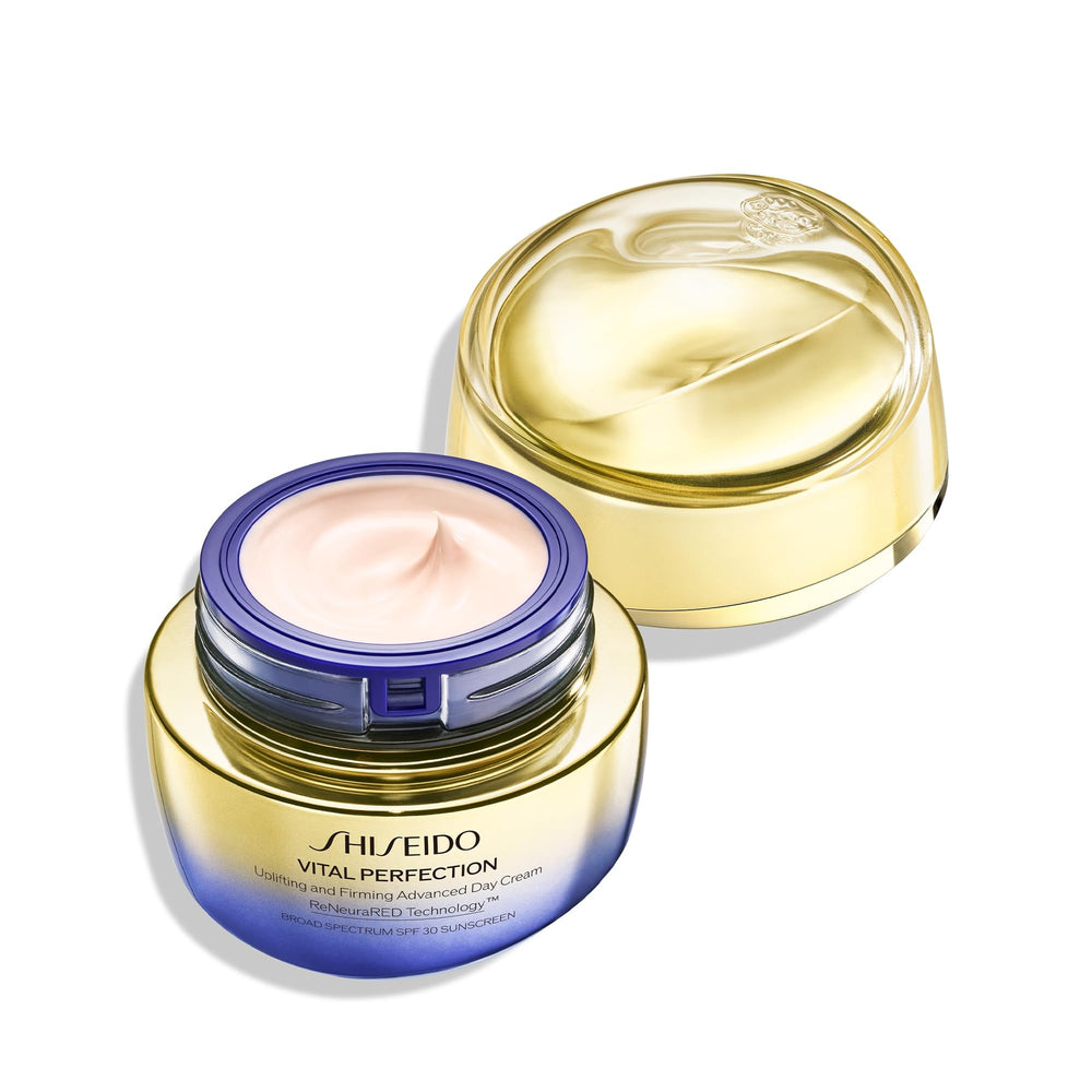 Contours du visage plus nets grâce à la formule avancée Vital Perfection.