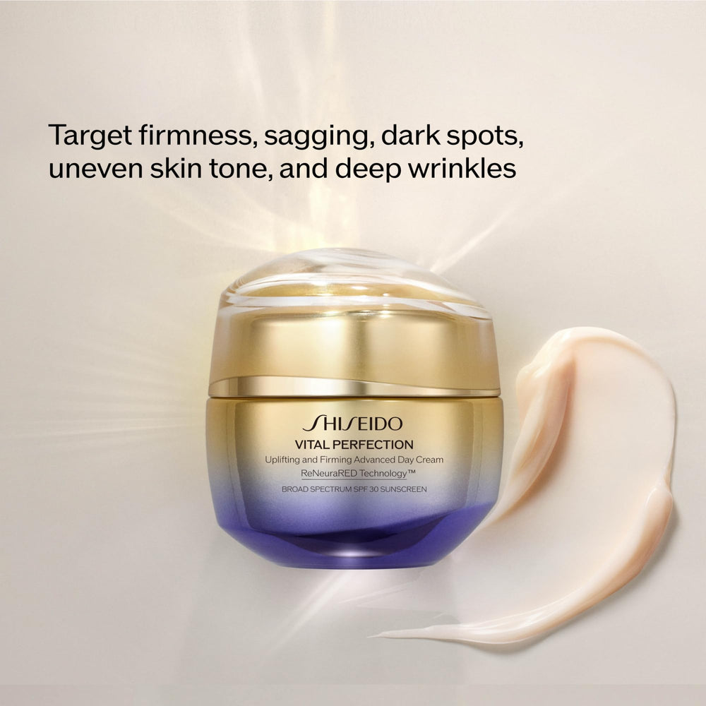 Texture veloutée de la crème de jour Shiseido Vital Perfection pour une peau lisse.