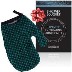 Gant exfoliant Shower Bouquet avec charbon pour exfolier et purifier la peau.