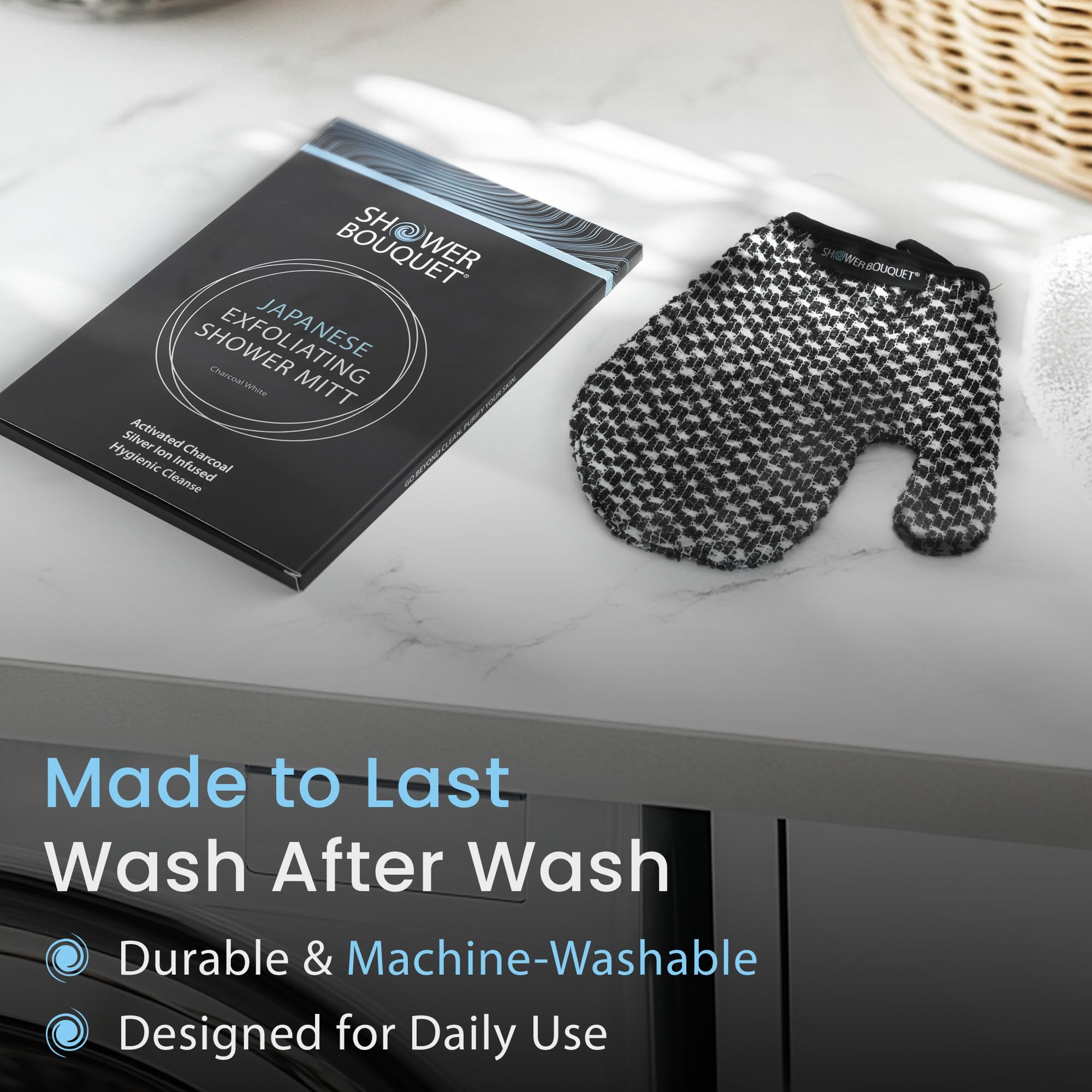 Gant exfoliant Shower Bouquet pouce-mobile, précision sur les zones difficiles.