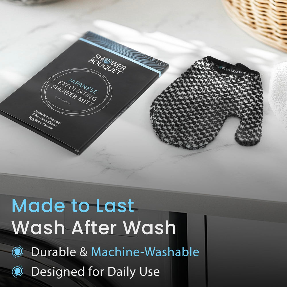 Gant exfoliant Shower Bouquet pouce-mobile, précision sur les zones difficiles.