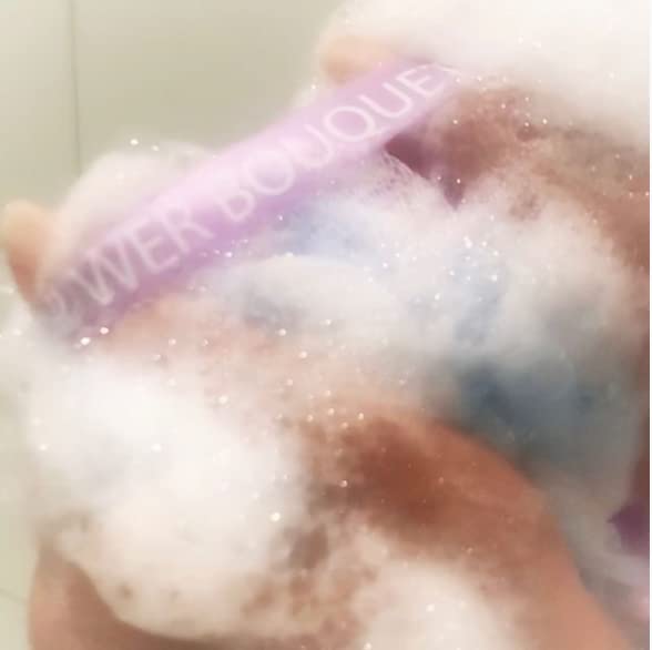 Shower Bouquet usage visage et corps avec exfoliation douce.