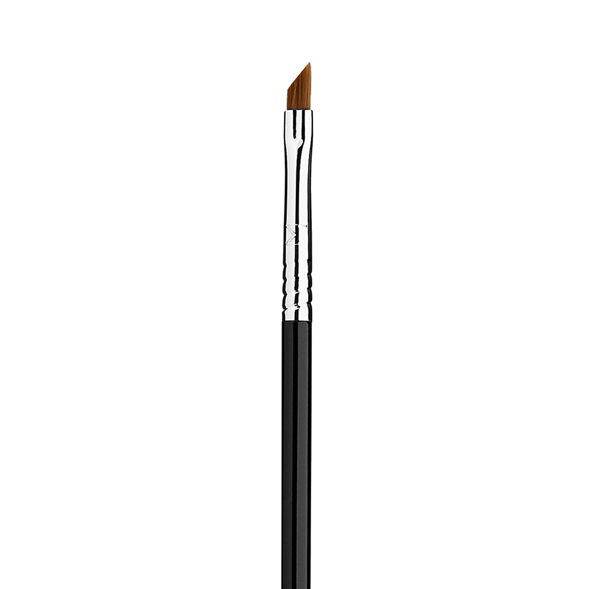 Pinceau Sigma Beauty E06 pour application précise sur l’œil.