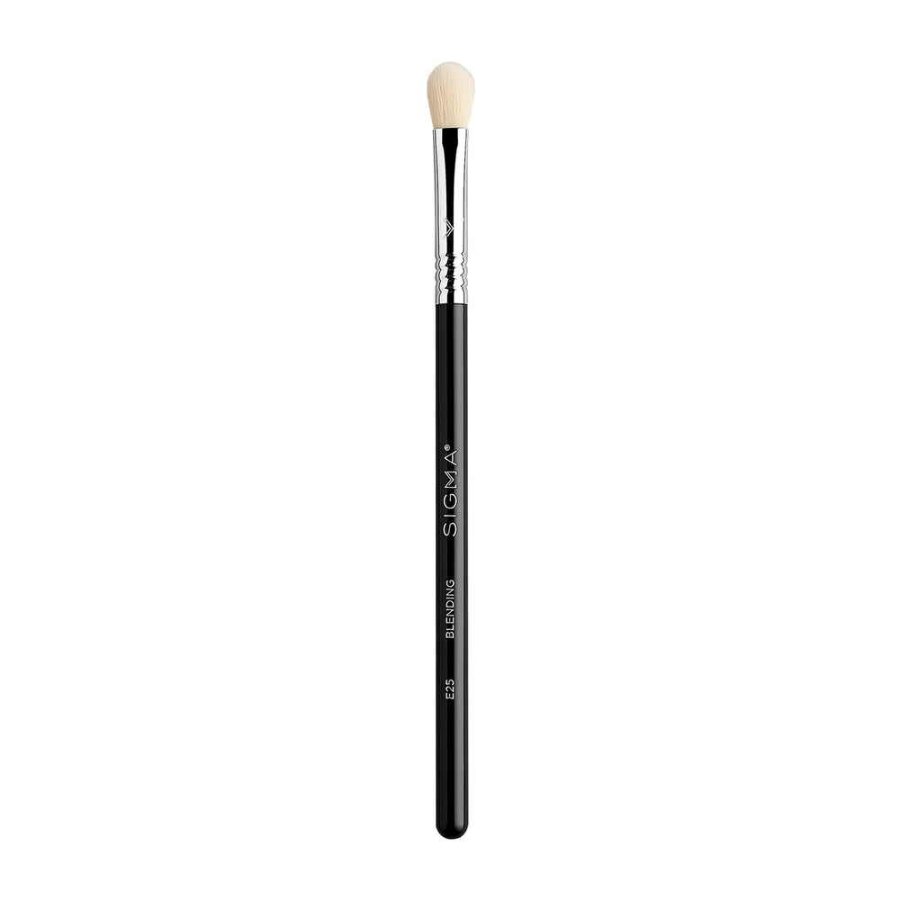 Sigma Beauty E25 brosse-melange-ombres pour un mélange homogène des ombres.