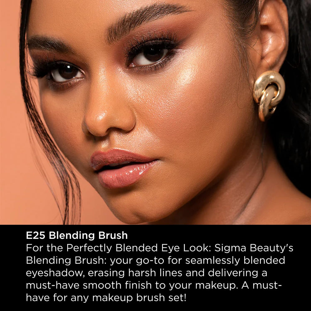 Sigma Beauty E25 poignée longue pour une prise naturelle et fluide.
