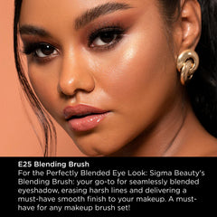 Sigma Beauty E25 poignée longue pour une prise naturelle et fluide.