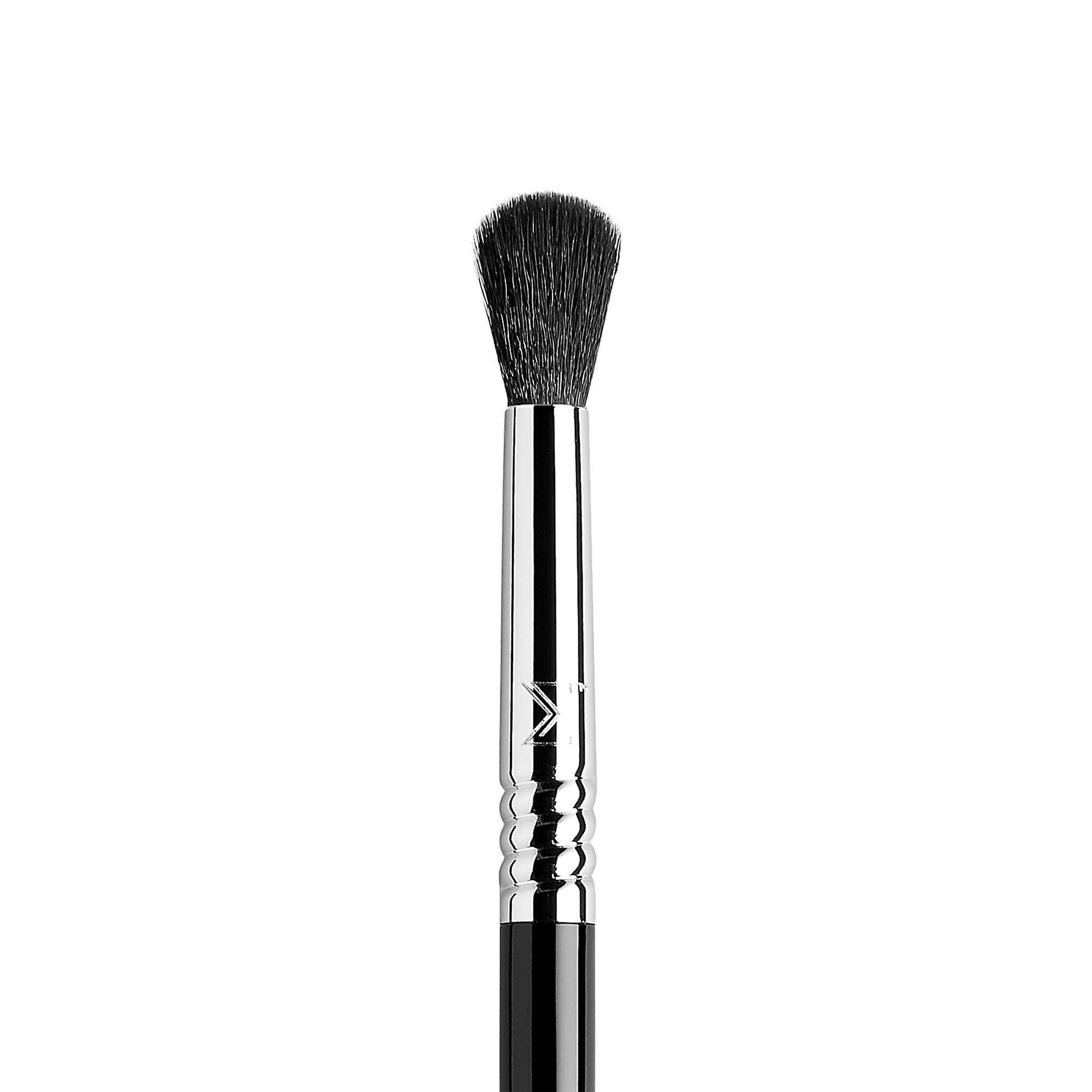 Le pinceau Sigma Beauty E38 pour blendage du coin œil, application précise et homogène.