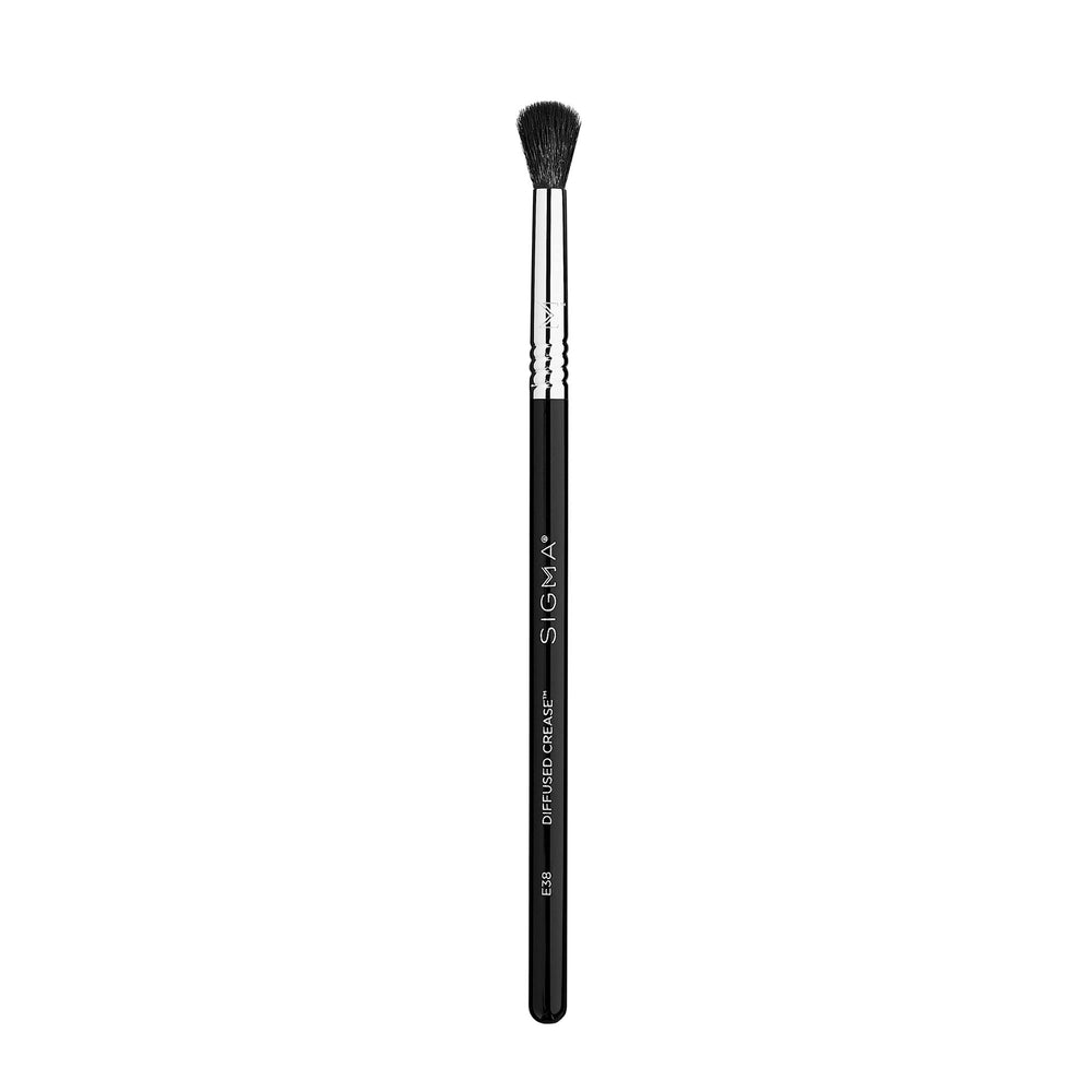 Pinceau Sigma Beauty E38 diffuseur creux pour un pli des yeux parfaitement fondu.