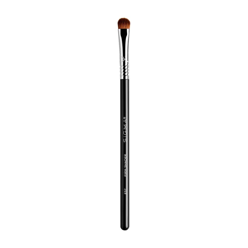 Fibres synthétiques hypoallergenes du Sigma Beauty E57 pour un maquillage sans absorption.