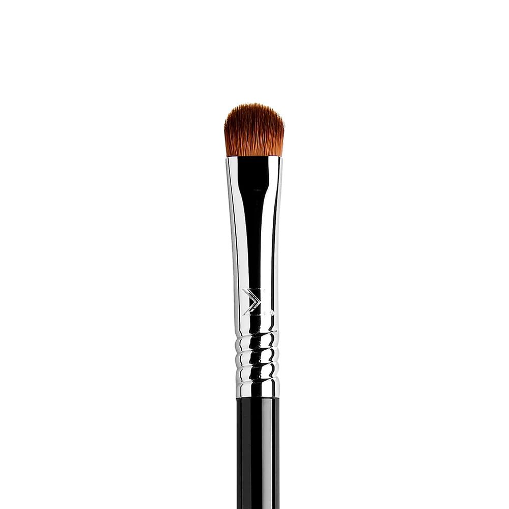 Pinceau Sigma Beauty E57 : tête plate et dense pour une application précise sur la paupière.