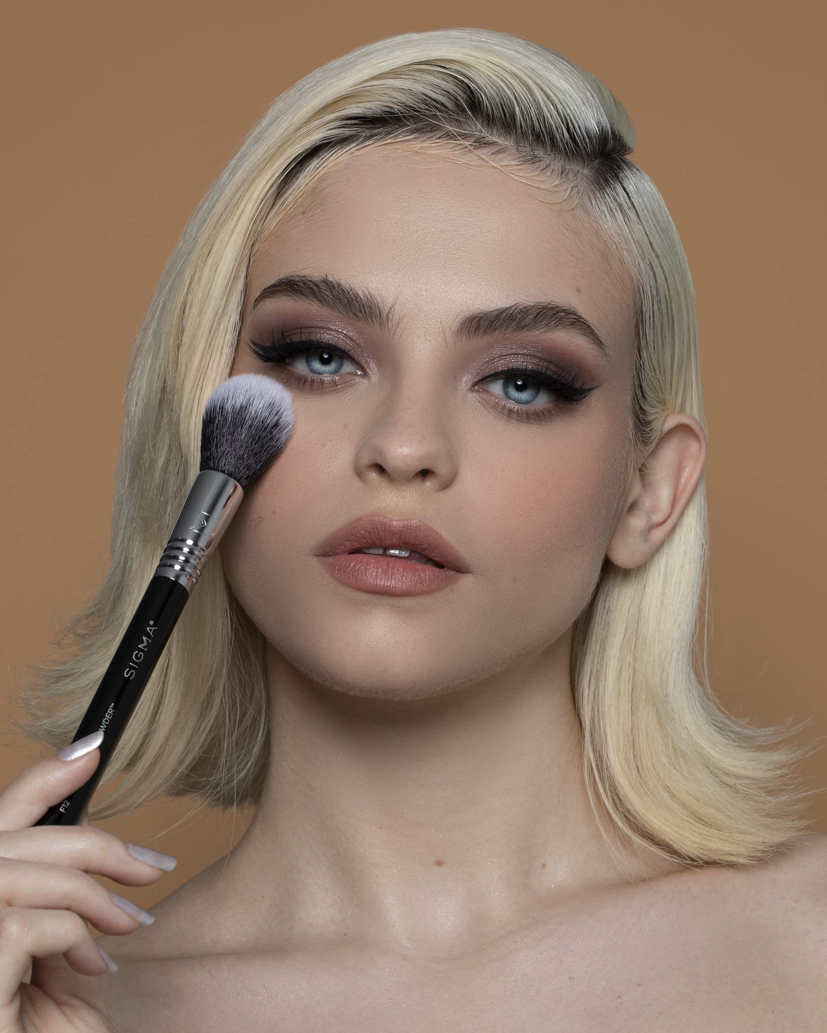 Sigma Beauty F12 – poudre résistente à l'eau pour retouches fiables.