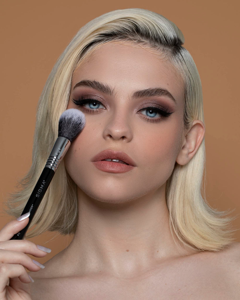Sigma Beauty F12 – poudre résistente à l'eau pour retouches fiables.