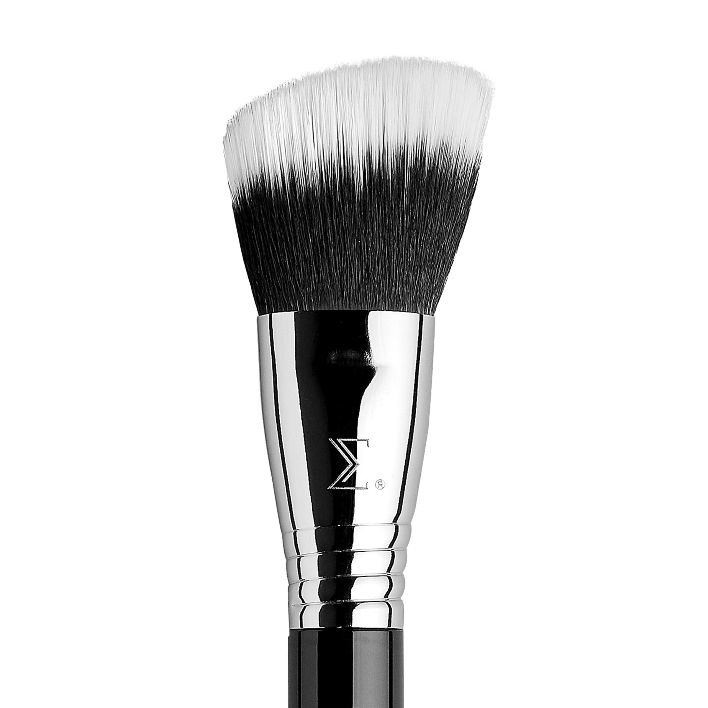 Pinceau F53 Sigma Beauty, incline pour contour et bronzer, rendu naturel.