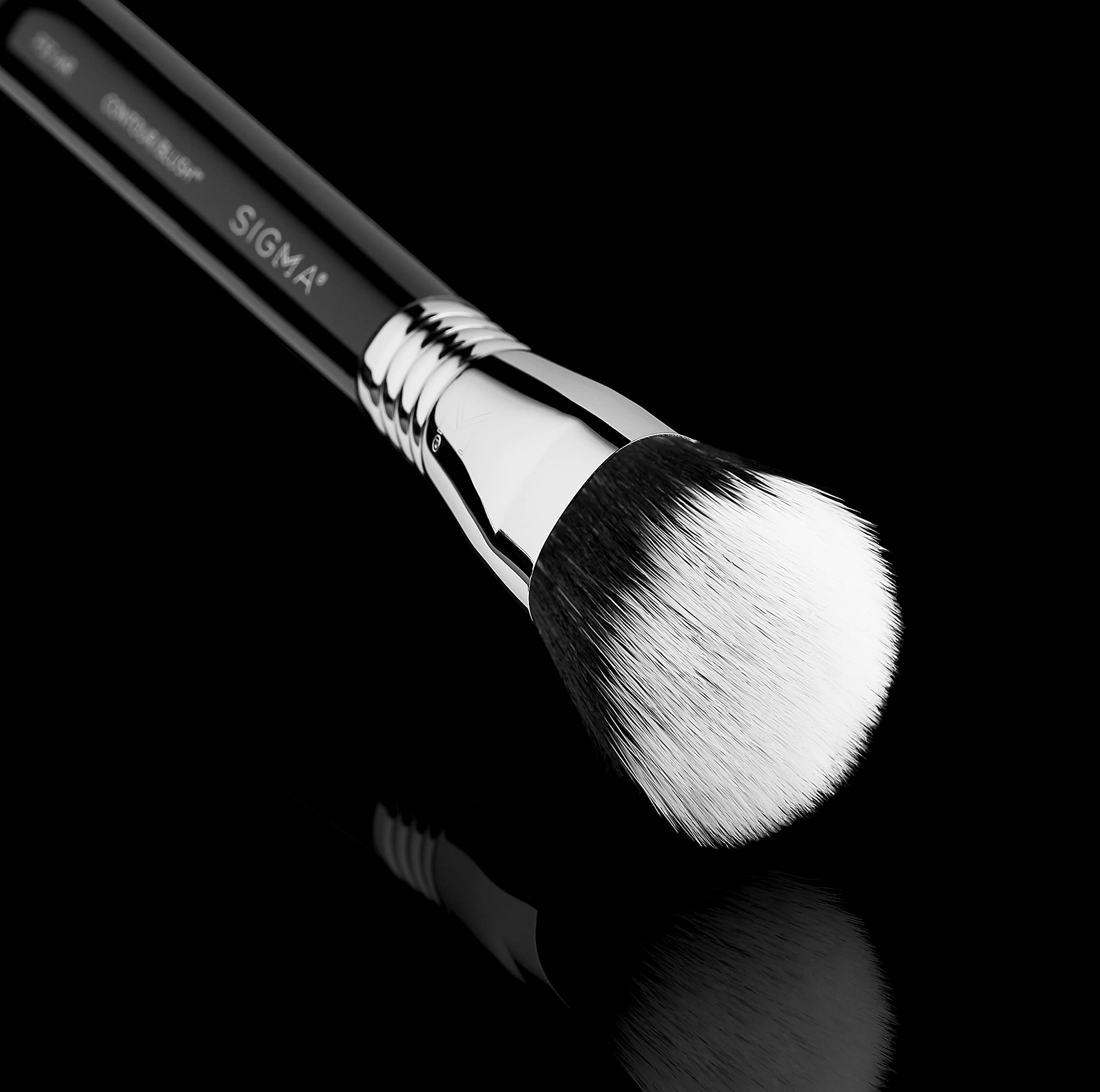 Pinceau F53 Sigma Beauty, angle pour fard à joues, application précise.