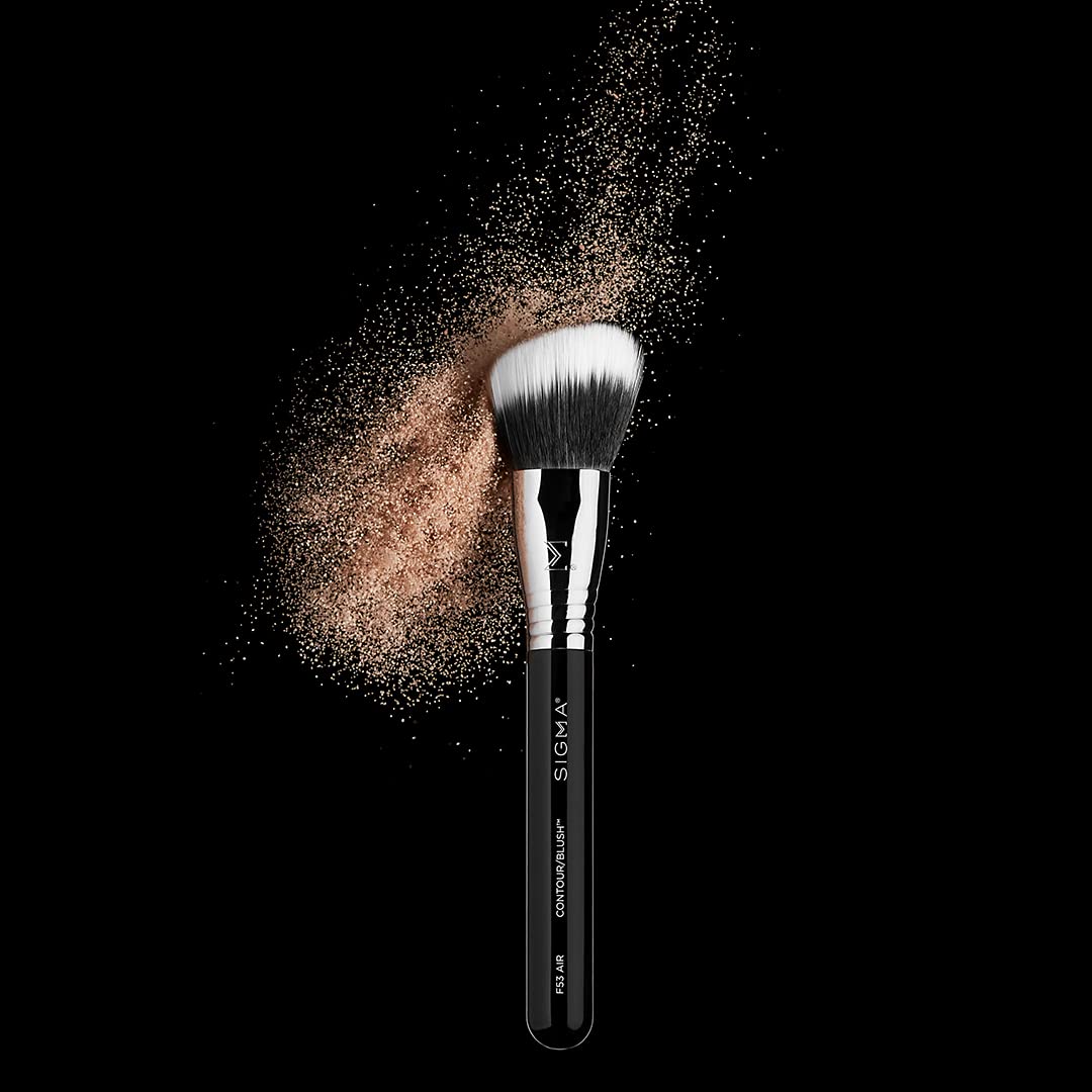 Pinceau F53 Sigma Beauty, poignée ergonomique pour un contrôle précis.
