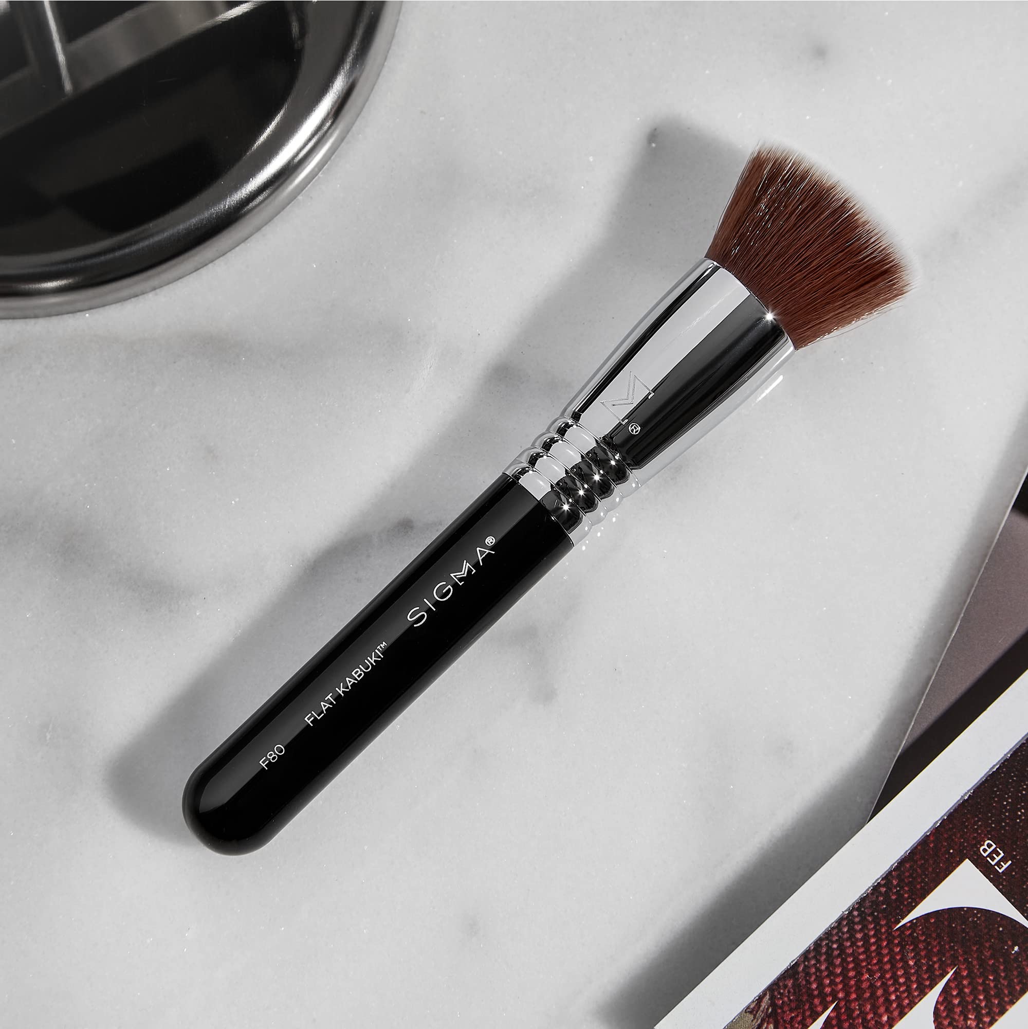 Sigma Beauty F85 Airbrush Kabuki — Estompe précise du blush crème et contour délicat.
