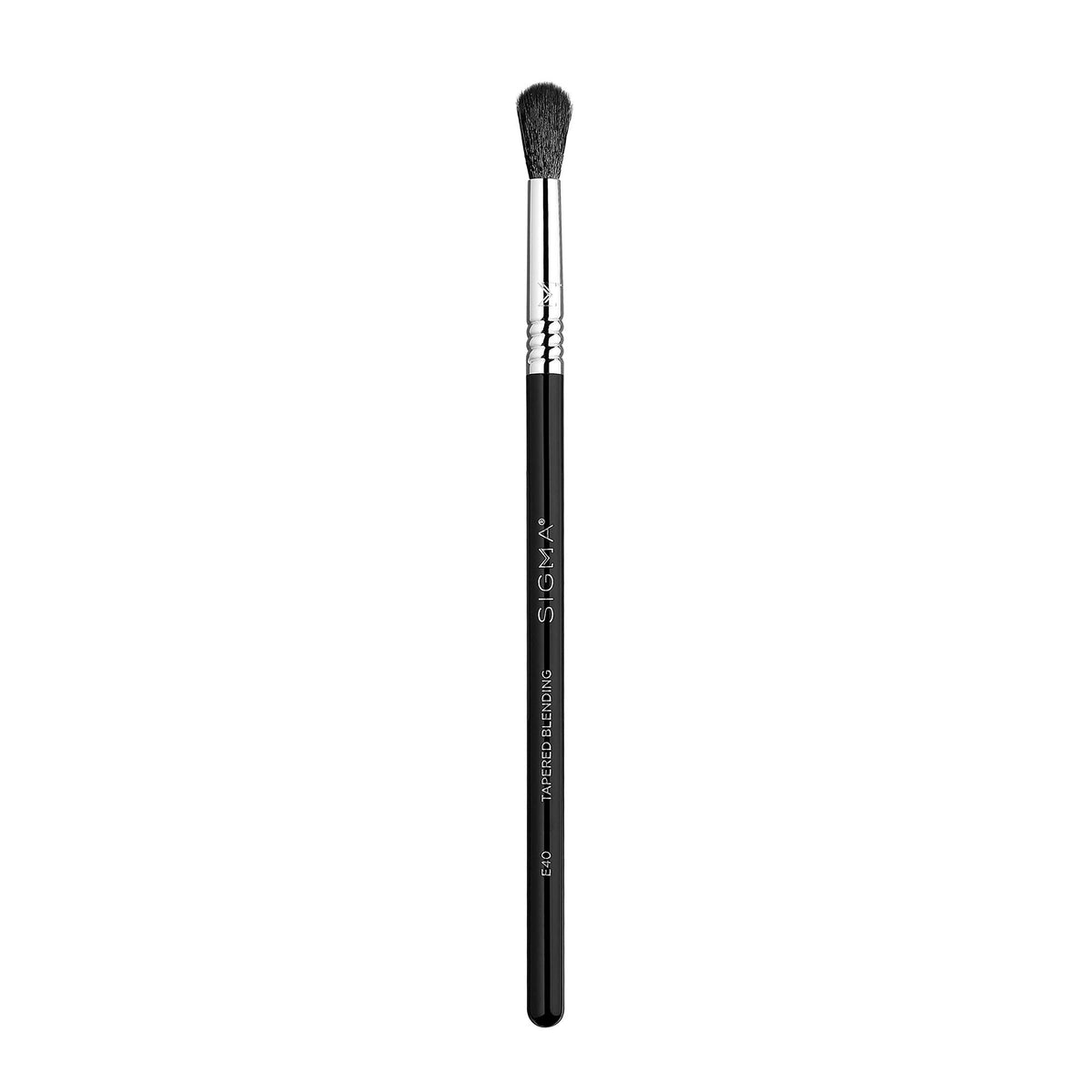 Pinceau E40 effilé de Sigma Beauty, parfait pour estomper en douceur les ombres.