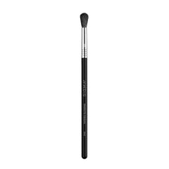Pinceau E40 effilé de Sigma Beauty, parfait pour estomper en douceur les ombres.