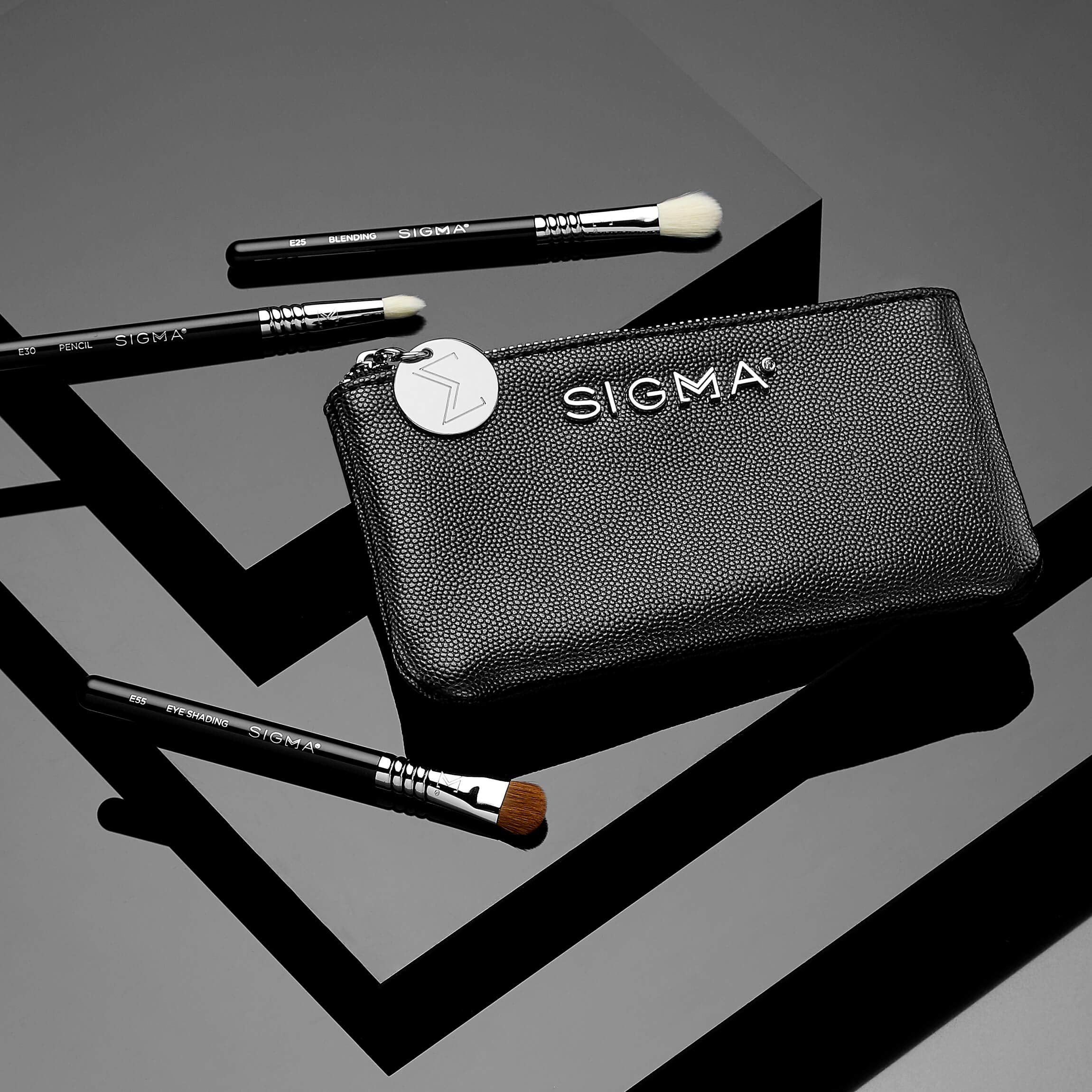 Pinceau crayon mini E30, Sigma Beauty, précision pour lignes et détails délicats.