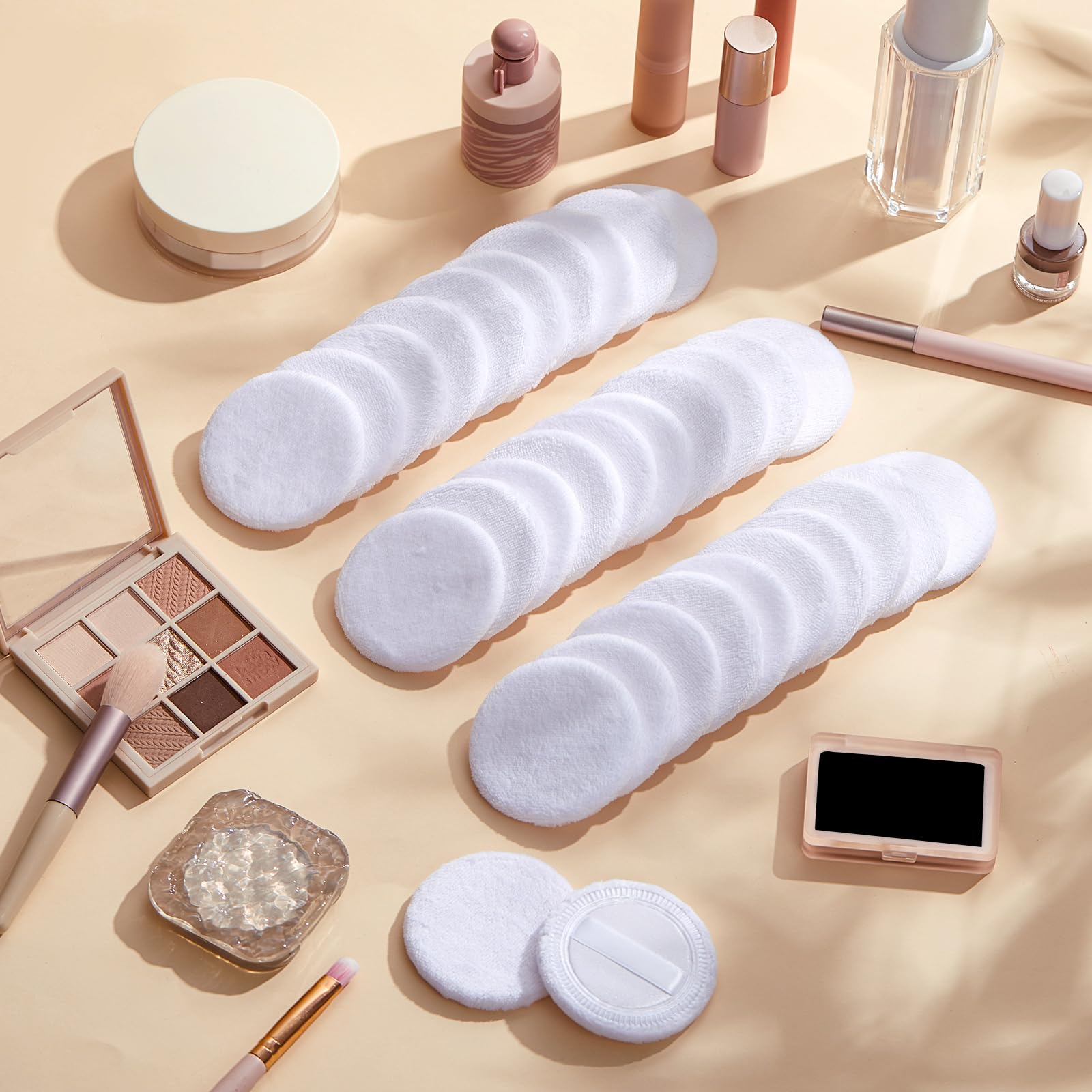 SiliFine bouffette coton 6 cm, équipée d'un ruban satin pour facilité d'utilisation.