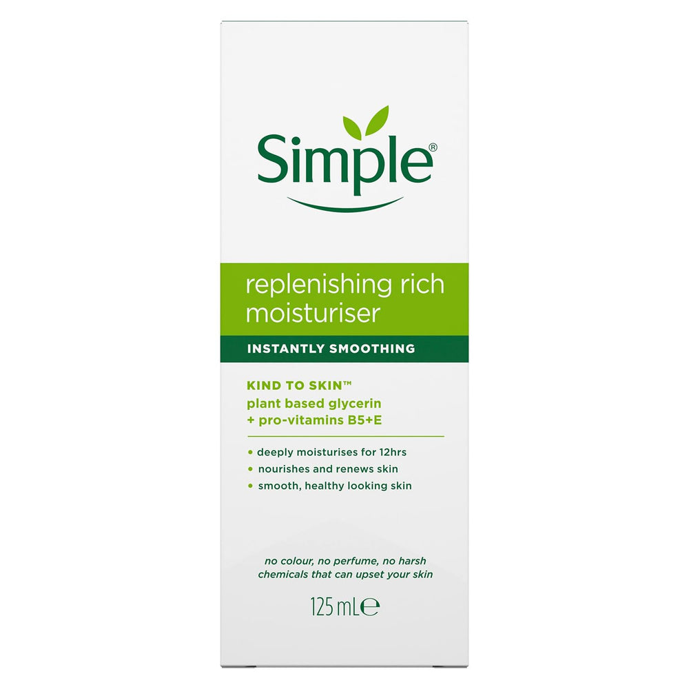 Texture crème hydratante riche Simple, appliquée pour une peau satinée et douce.