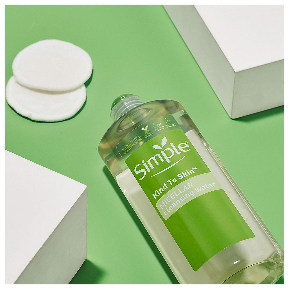 Simple Eau Micellaire: coton imbibé utilisé pour un démaquillage doux.
