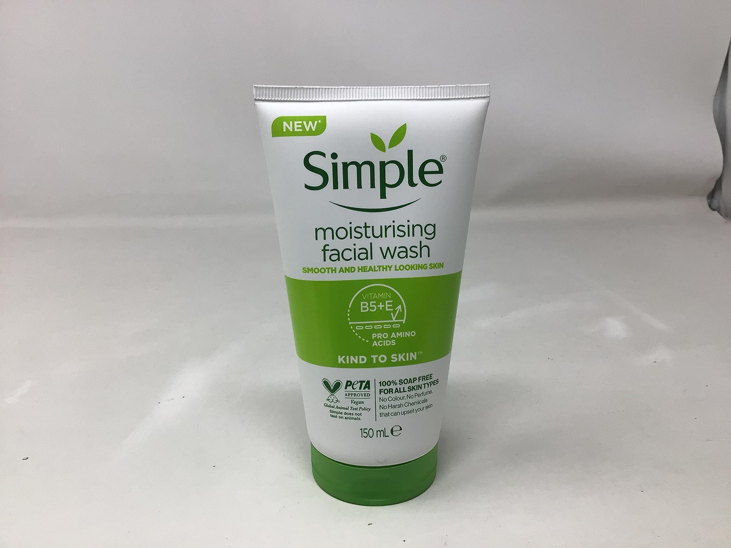 Lave-visage Simple sans parfum artificiel pour une expérience sans irritants.