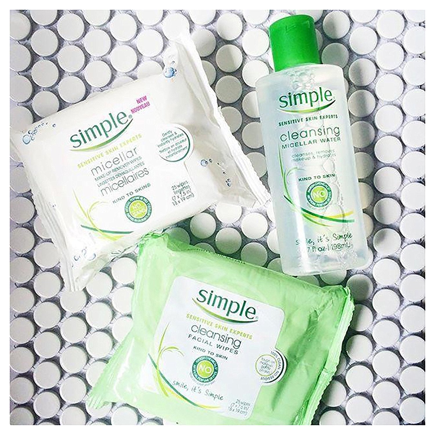 Lingettes Simple: nettoie le maquillage résistant à l'eau sans rinçage nécessaire.