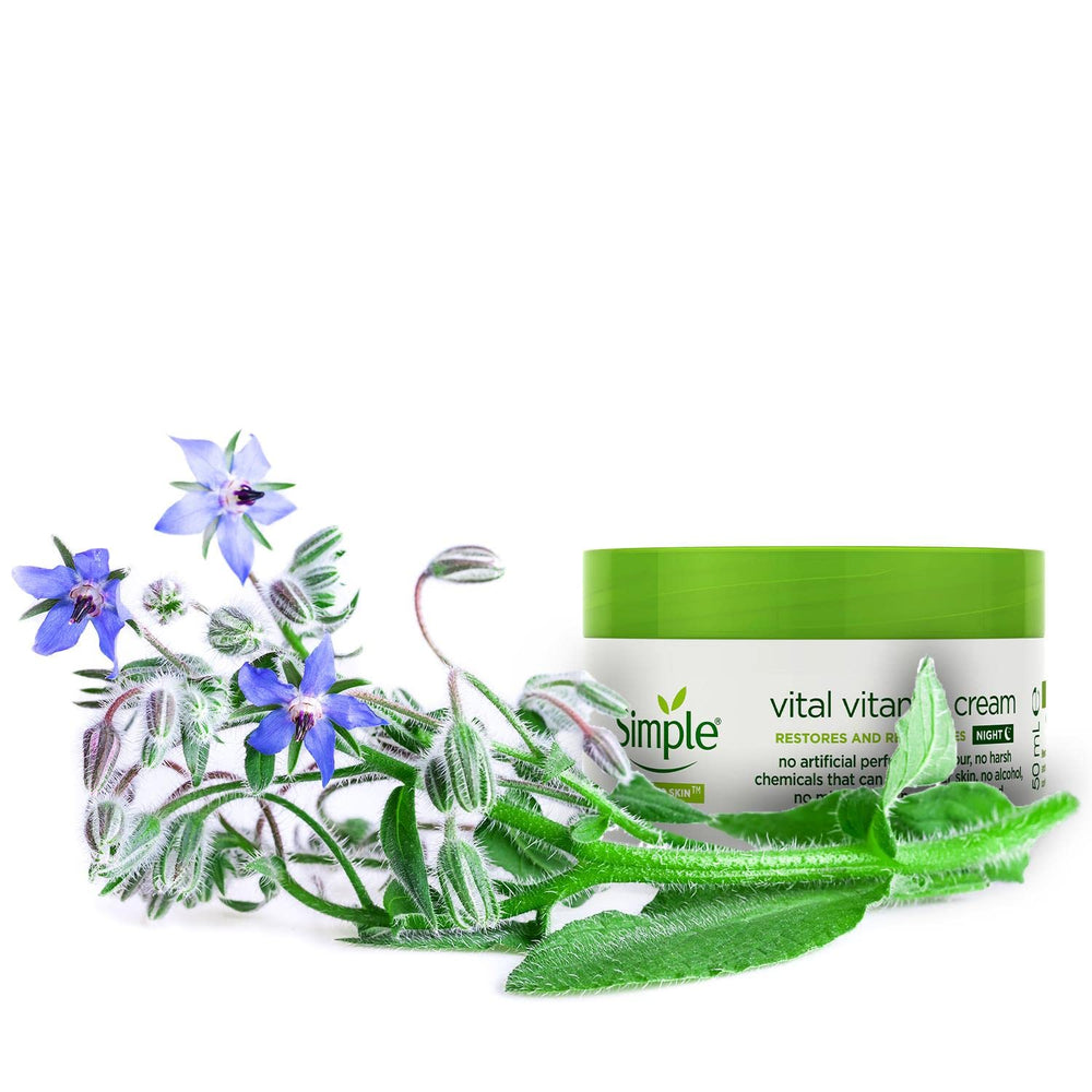 Application nocturne simple avec Crème Nuit Simple Vital Vitamin sur le visage.