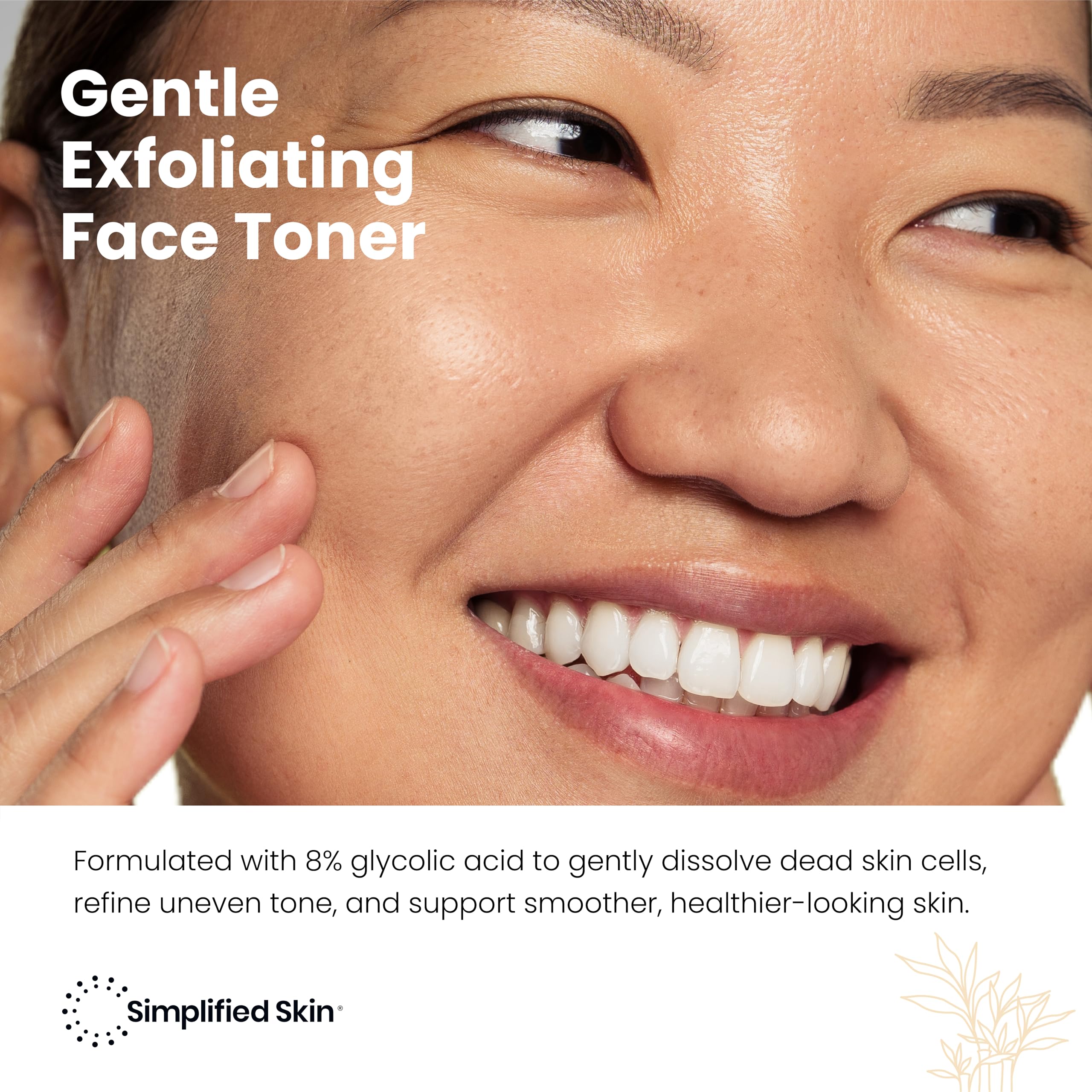 Geste d'application du tonique glycolique Simplified Skin sur le visage pour une peau fraîche et équilibrée.