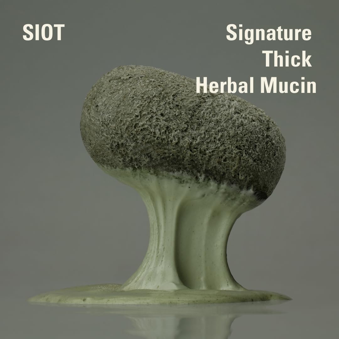 Texture du savon SIOT Mucin Herbal prête pour l’application visage.