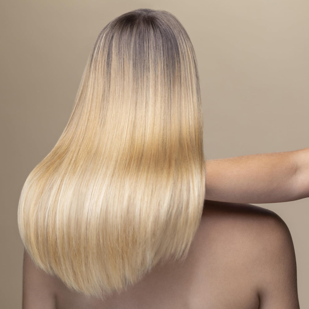 Hair Rituel par Sisley – huile enveloppante qui capte la lumière pour une brillance naturelle.