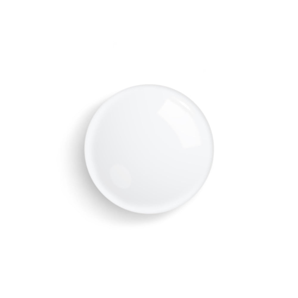 Sisley Paris Coton imprégné appliqué pour démaquillage en douceur.