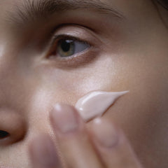 Application du masque Rose Noire sur le visage, sensation lissante après usage.