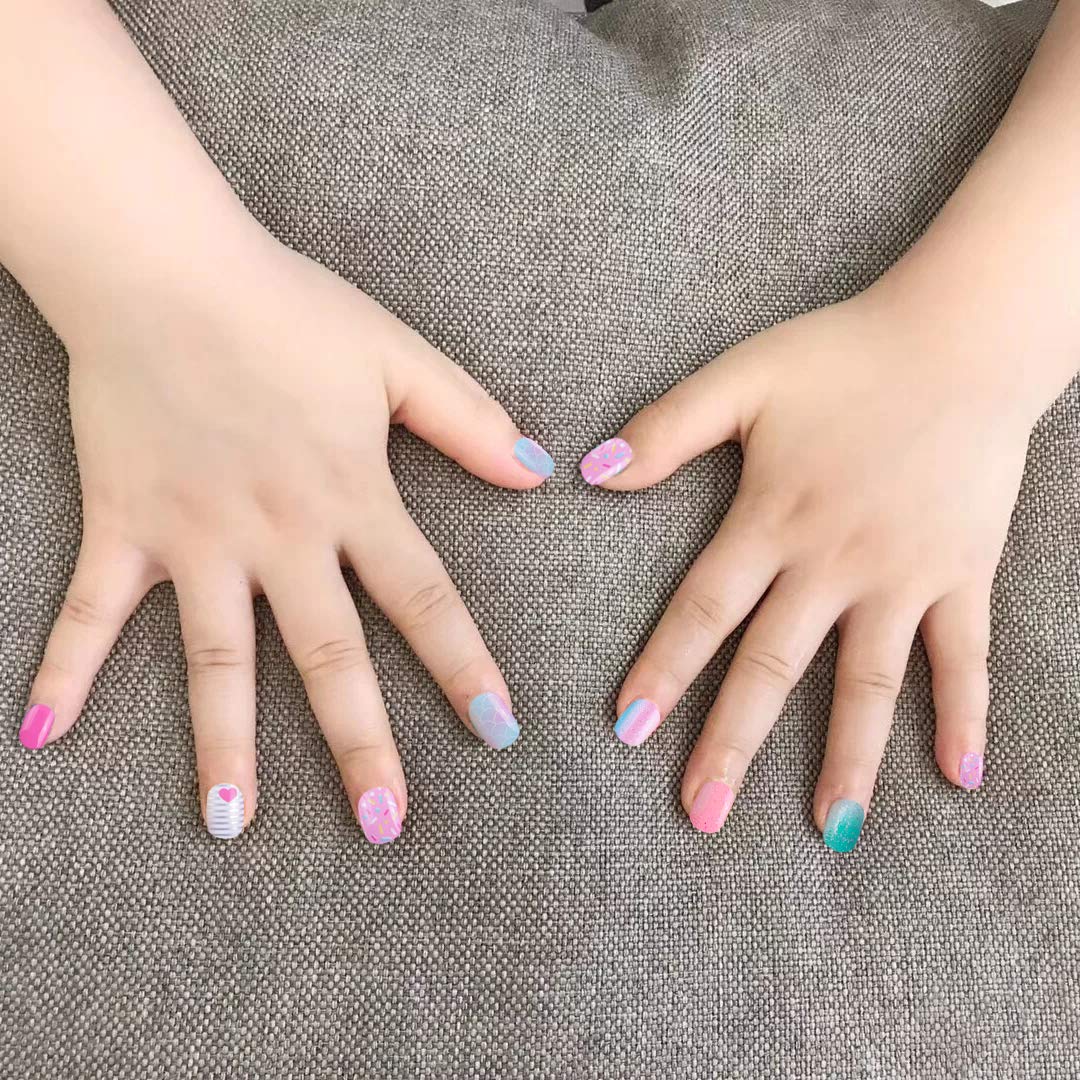 Dégradé arc-en-ciel pailleté SIUSIO pour un style ludique.