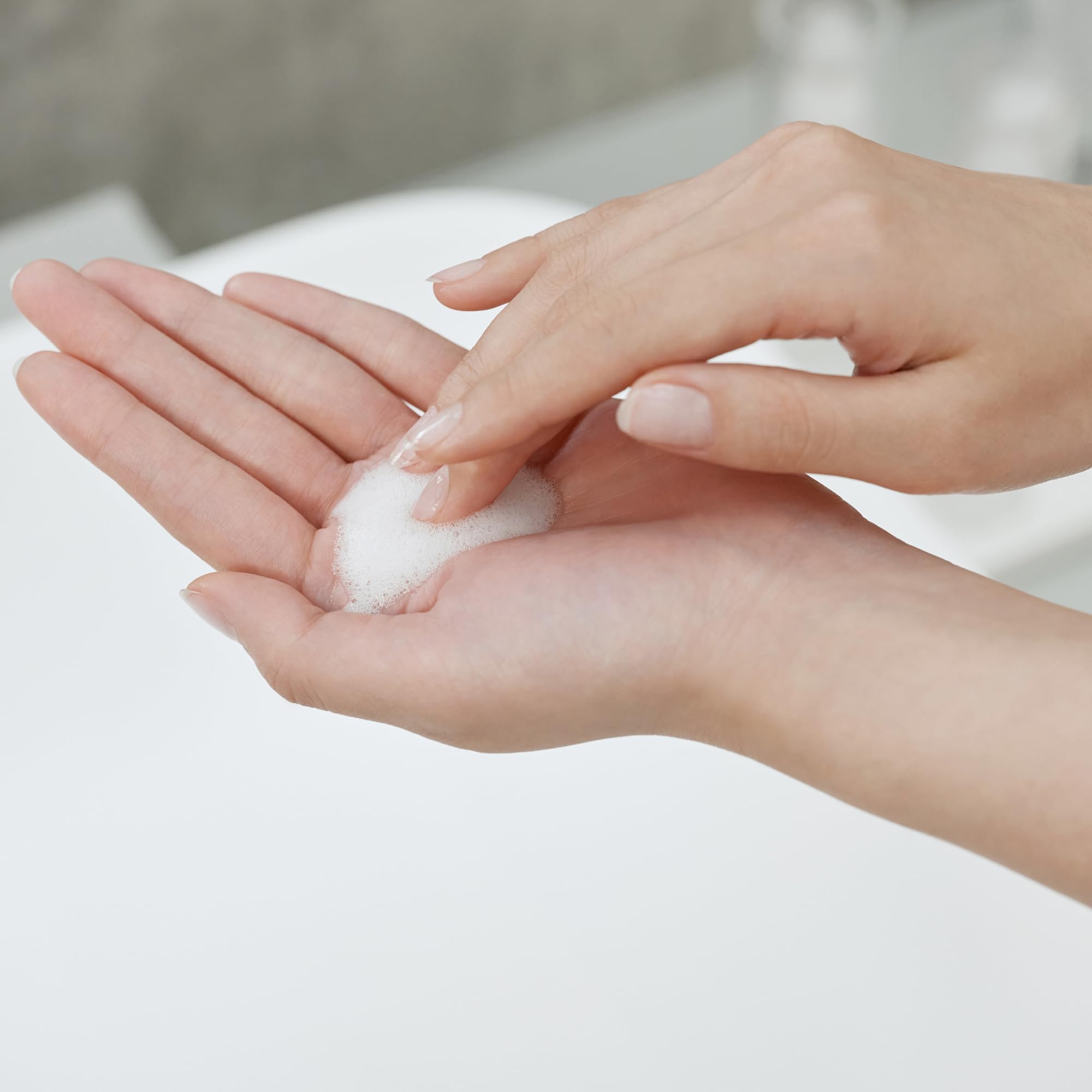 Application et massage sur le visage avec SK-II pour la douceur.