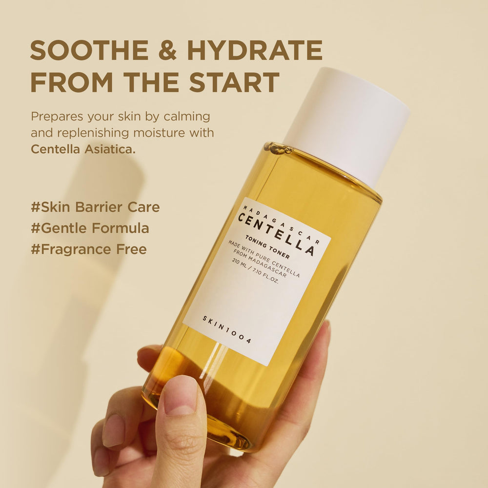SKIN1004 Centella Toner – Mains appliquant doucement pour hydrater et apaiser