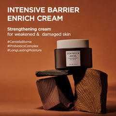 Texture crème dense qui nourrit sans alourdir la peau.