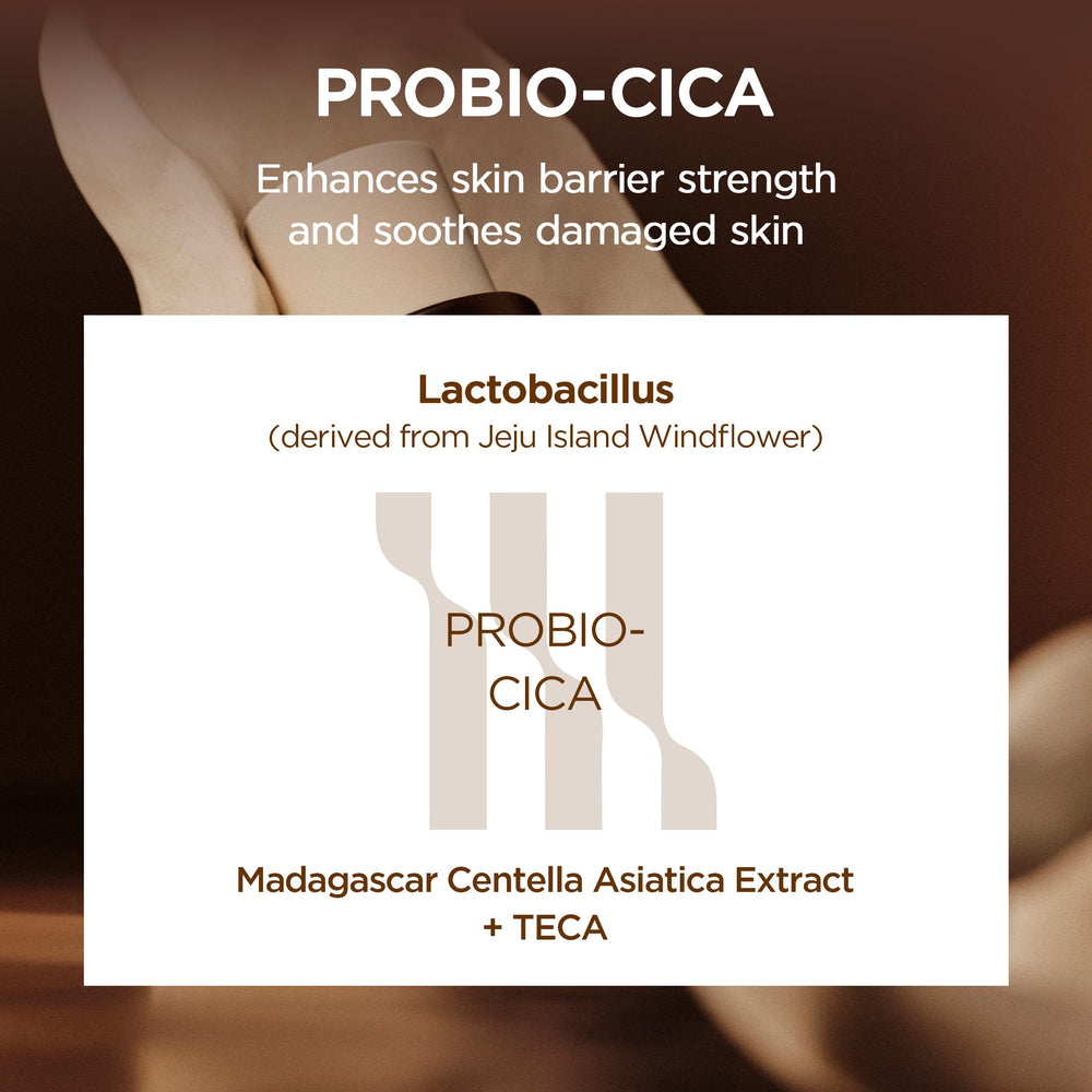 Application mains de tonique-essence SKIN1004 Probio-CICA pour calmer la peau.