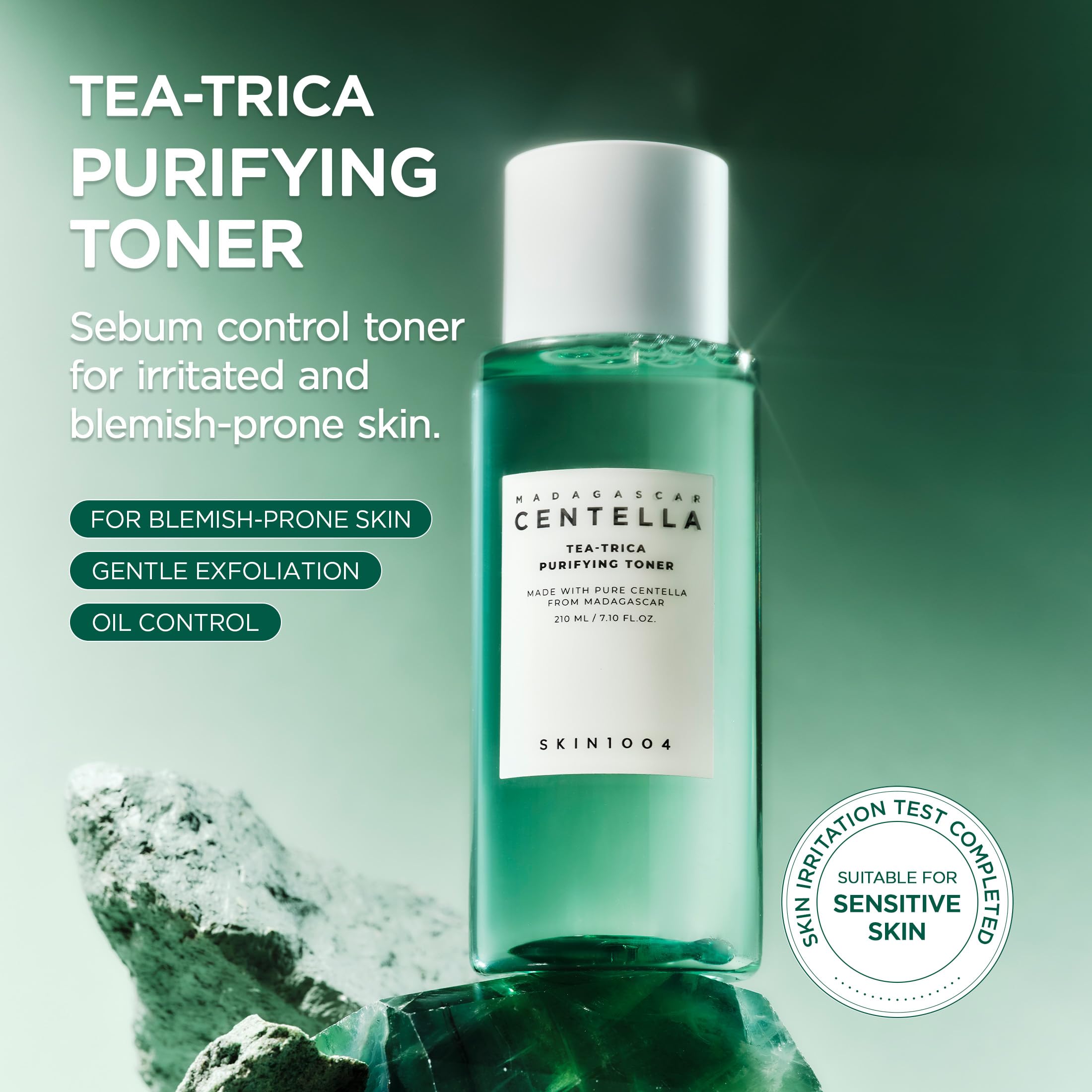 Appliquer Tea-Trica Toner sur paume pour une absorption douce.