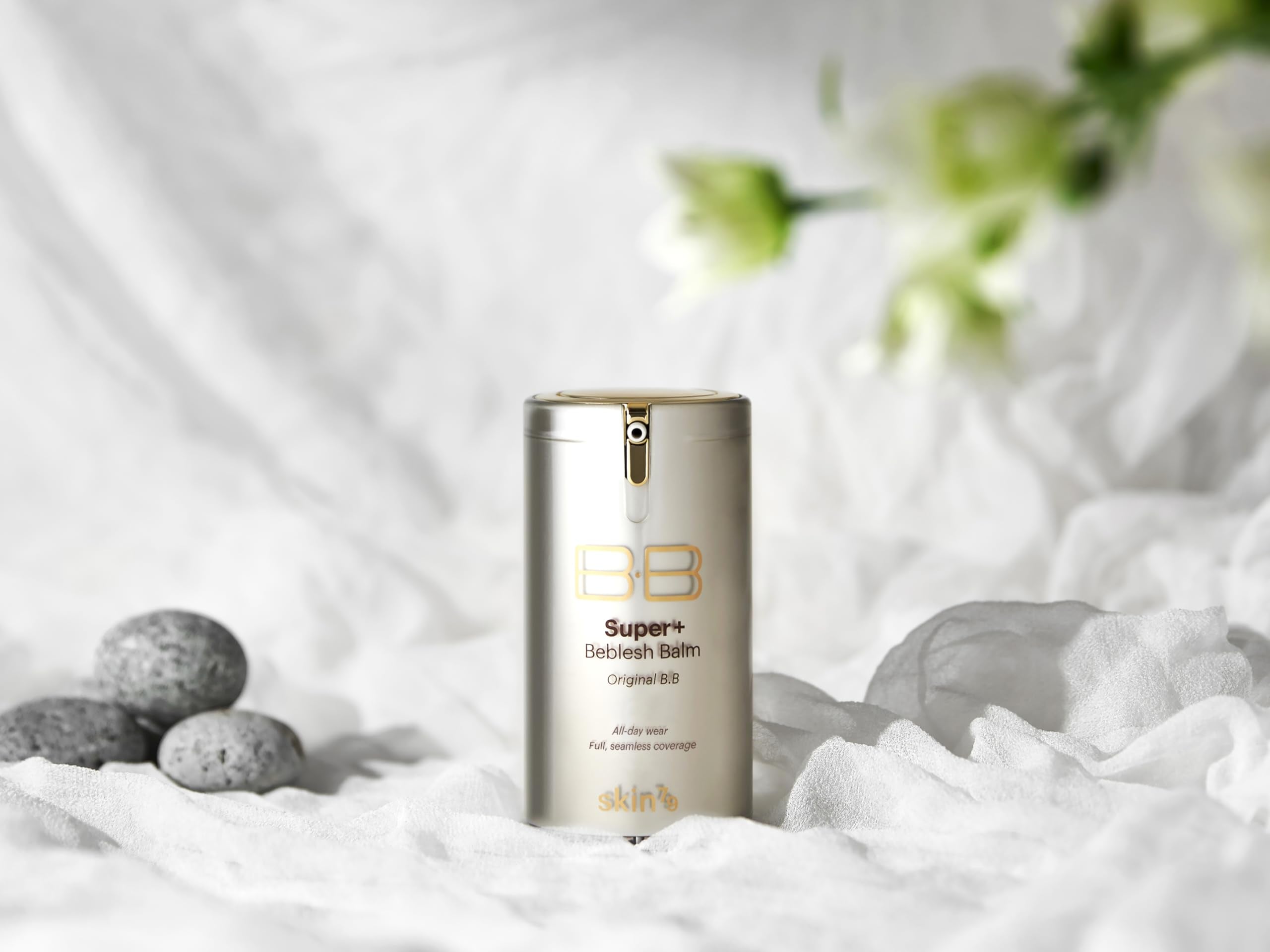 SKIN79 application-quotidienne: routine simple pour un teint unifié.