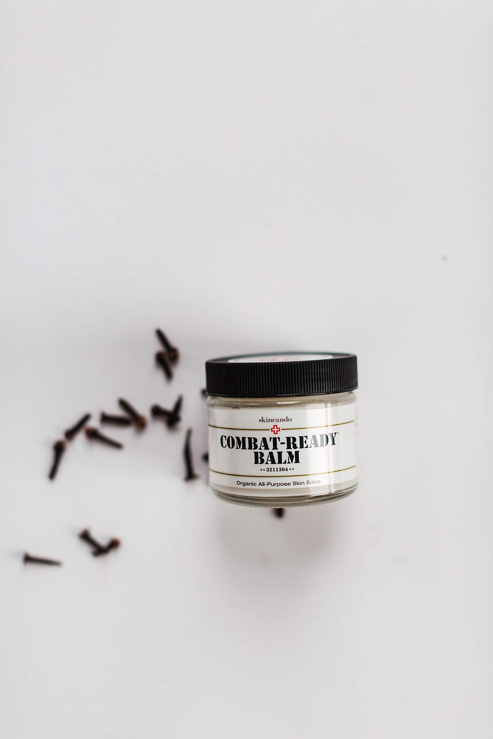 Skincando Combat Ready Skin Balm, application sur peau, texture crème apaisante.