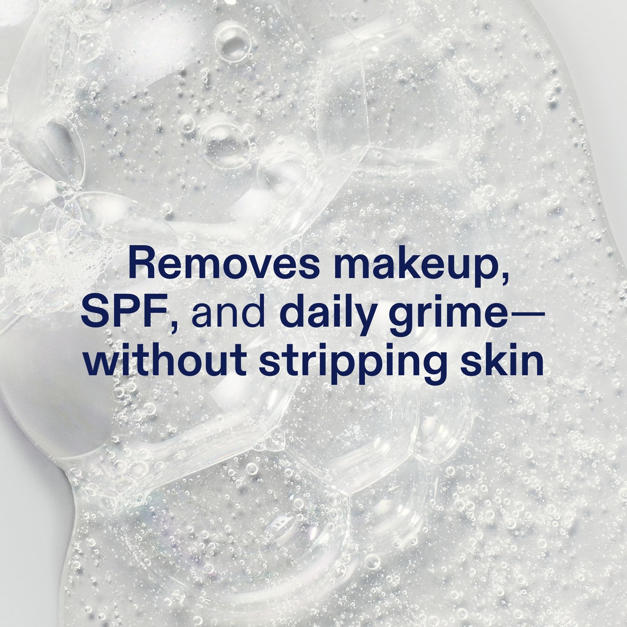 Skinfix Ceramide + Ectoine – mousse légère pendant le massage sur le visage.
