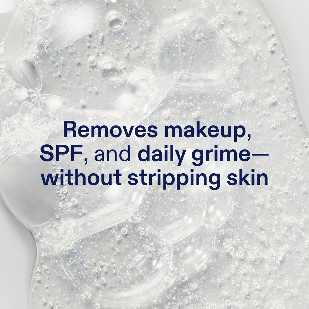 Skinfix Ceramide + Ectoine – mousse légère pendant le massage sur le visage.